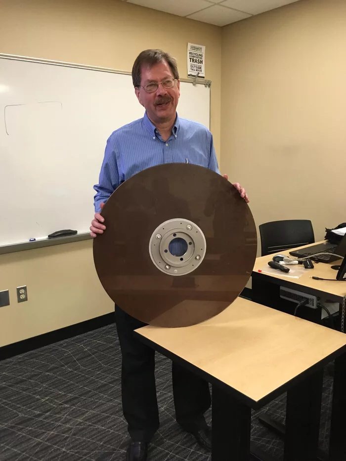 kev_tape's tweet photo. Dr John E Kelly III showing off 10MB of storage from the 1960s. https://t.co/Bpn6d8Q3sZ