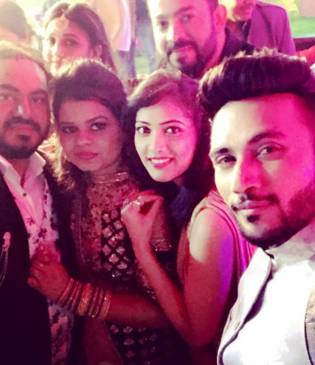 zuber21's tweet photo. Don't let the fear of losing be greater than the excitement of winning...
Had a great fun last night with @dostikesideeffectsofficial team in the big fat Indian delhi wedding !
#indianwedding #dkse #team #friends #ethnics #lastnight #travel https://t.co/44hSWGyHdh