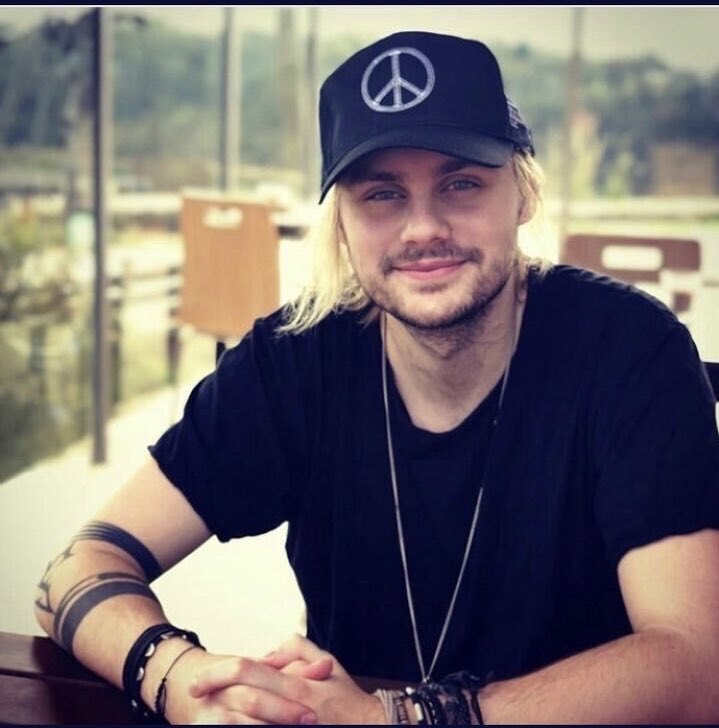 Itsvanenavarro's tweet photo. He is the most beautiful human being ever. I would die for you. literally. But he’s still our idiot. I love you shithead. Have an excellent birthday❤️@Michael5SOS
#HappyBirthdayMichaelClifford #HappyBirthdayMichaelCliffordfromMexico5sosFam
#5SOSFam #5SOS4 #5sosmyt #5sosmx @5SOS https://t.co/pYCOUTyBWB