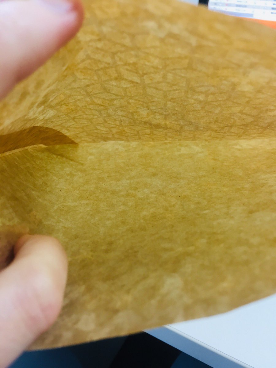 Wood Chip Labo 公式 ライフライクボックス天神 蝋引きやってみた 昨日の蝋引きを色んな特殊紙で試してみました まずは D Craft キューブ エンボスが透けていい感じ シワが付くとヴィンテージ感が出ますね 蝋引き ロウ引き