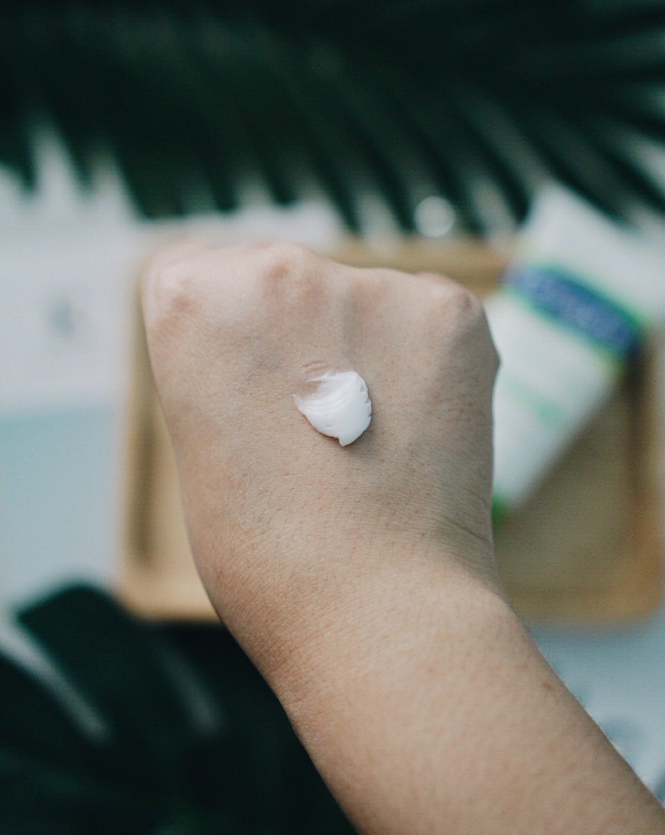 waiibearbie's tweet photo. ♡ Cetaphil Moisturizing cream เนื้อครีมเหมือนเนื้อบาล์มเลยอะ ทาแล้วไม่เหนอะหนะ เหมาะกับคนผิวแห้งแพ้ง่าย ช่วยให้ผิวแข็งแรงขึ้นมาก ตอนนี้ซื้อที่ Lazada (500฿) แถมคลีนเซอร์กับกันแดดด้วย ไปต��ด่วนน #ของดีบอกต่อ

ใครไม่อยากตำก็ follow+RT เลย มีมาแจก 10 หลอดน้า https://t.co/IYZTAKqrNr