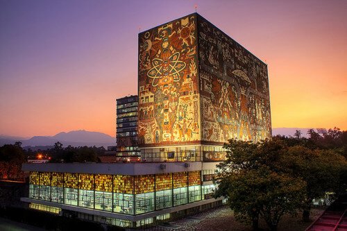 idifono's tweet photo. Η Κεντρική Βιβλιοθήκη της Ciudad Universitaria στο Εθνικό Αυτόνομο Πανεπιστήμιο του Μεξικού.😊📚
Αυτό που εντυπωσιάζει είναι το ψηφιδωτό του Μεξικανού Juan O'Gorman στην εξωτερική όψη του κτιρίου, το οποίο αφηγείται την ιστορία της χώρας.
#worldlibraries #library #books #diavazo https://t.co/MlqNwtlLi9