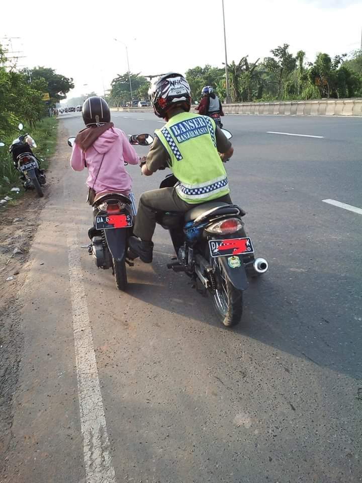 amin_yoyon's tweet photo. Banser itu ya Serba Guna
@idrus_crb @EmAhsan2 @abil_habibi @KangKomar0607 https://t.co/bxw87edKD1