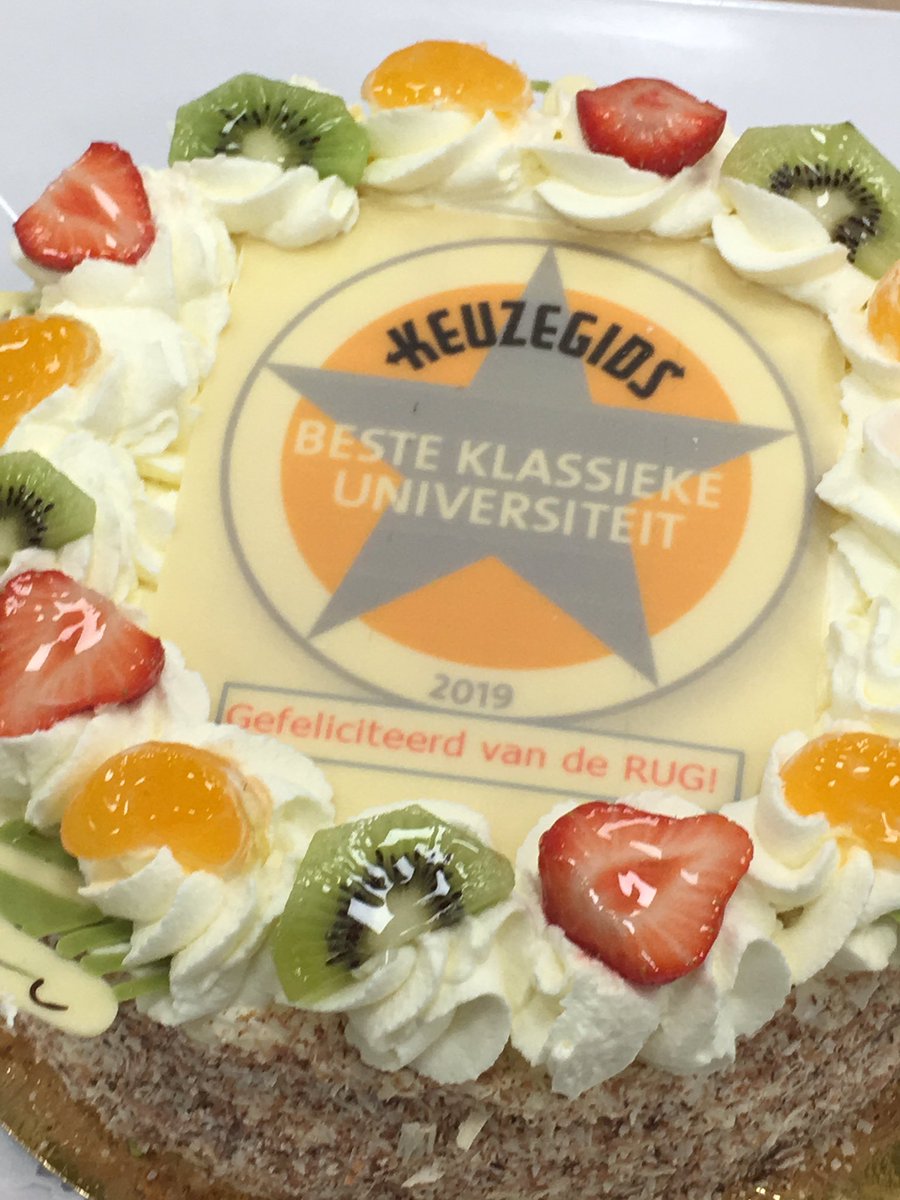 Dat is nog eens aardig! Taart van <a href="/univgroningen/">University of Groningen</a> omdat @radboud_uni de eerste plaats als beste brede, klassieke universiteit in de <a href="/Keuzegids/">Keuzegids</a> 2019 heeft ‘terugveroverd’ van hen. Het half puntje verschil houdt ons scherp! ru.nl/nieuws-agenda/…