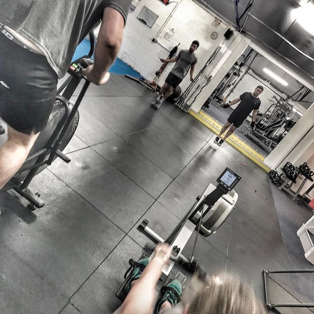 authentic_simon's tweet photo. The ‘gentle’ simmer this morning 🤪🤣🔥💦✅ #skipping #dubs #rowing #aab #airassaultbike #gymnastics
>>>>>>>>>>>>>>>>>>
#triumphthroughpersistence #voluntaryhardship #eradicateweakness #comfortistheenemy #saffronwalden #fitness #fitfam #bootcamp #pers… https://t.co/OkhZk5PbTx https://t.co/5s5GiuWfYG