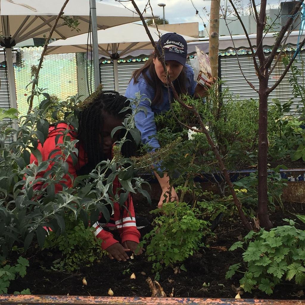 BubbleSqueakEat's tweet photo. Throwback pic to October half term holiday club.  The gang headed down to @OldLaundryYard to get involved in their community garden we are helping to run, with our very talented gardener too 🤗 #community #Westlondon #Shepherdsbush #skillsharing #kids https://t.co/XsLOhGoZf5