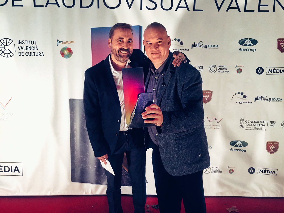 Celebrando junto a mi gran amigo Gabo Guerra, su triunfo como Director de Fotografía en la Primera Edición dels Premis de L’Audiovisual Valencià.
Como siempre,  un gran aprendizaje y un placer rodar contigo “La Familia (Dementia)”.