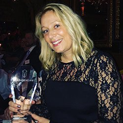 Vi är otroligt stolta över att Alisa Fast, förstelärare på Värner Rydénskolan i Malmö, fick pris som årets mellanstadielärare på Lärargalan i Stockholm! Över 25 000 elever har nominerat sina favoritlärare och den 12 november utsågs vinnarna.