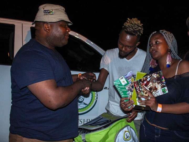 VibeOnlineRSA's tweet photo. The famous cooler bag from King Cetshwayo πππ #KingCetshwayoDistrictMunicipality #KingsExperience #Metrofmheatwavebfn @KwestaDaKAR https://t.co/78NAoLQ3hv