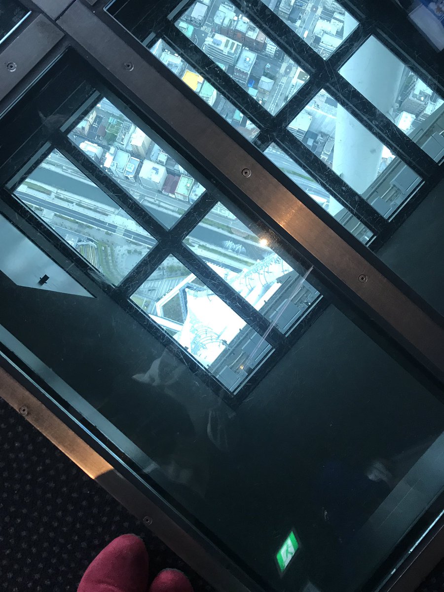 Uzivatel Yuria Tosaka Na Twitteru スカイツリー展望デッキのガラス床 スカイツリーの一番下まで見えます 怖くなかった 楽しかったー サマンサの3人が来たのって ここ スカイツリー 展望デッキ ガラス床 サマンサトリオ