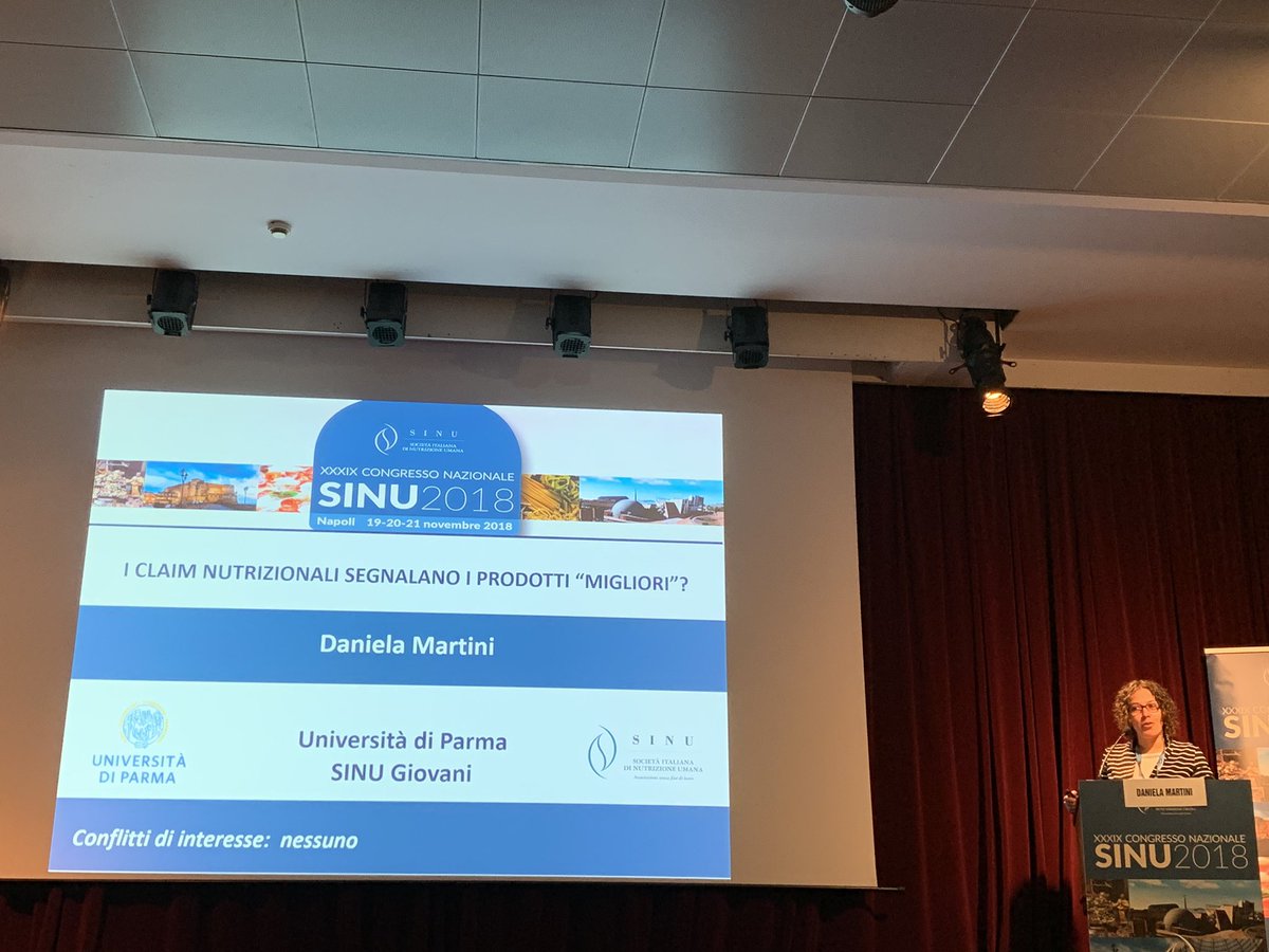SINU_Italia's tweet photo. Il Simposio di #SINU2018 vede sul palco la Dott.ssa Martini @danielam1982 da @unipr, leader di una ricerca in progress tra i #giovanisinu volta a chiarire se i prodotti con #claim nutrizionali siano poi anche i migliori dal punto di vista nutrizionale. https://t.co/eIEFpkC1Sl