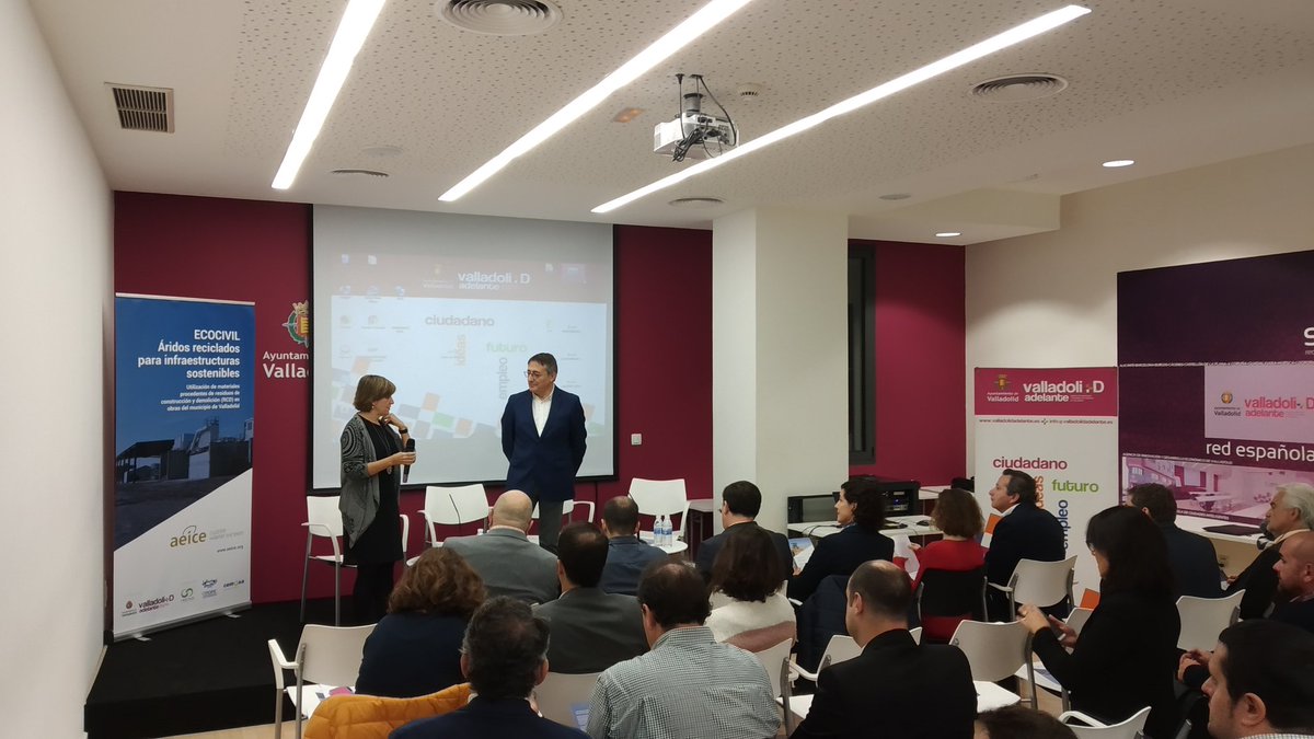 ClusterAeice's tweet photo. 🗣️ Comienza la jornada de presentación de la "Guía para la utilización de árido reciclado y recomendaciones para su compra" del proyecto #Ecocivil subvencionado por @AyuntamientoVLL🗣️ #ValladolidCircular @INNOLID 👉👉👉 https://t.co/cZtmGquome