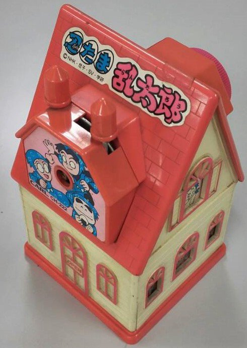 忍たま乱太郎　鉛筆削り　カール　ハウス　お家 ずっと会社に鎮座していて、カール事務器さん@carl_jimuki のぽいなと