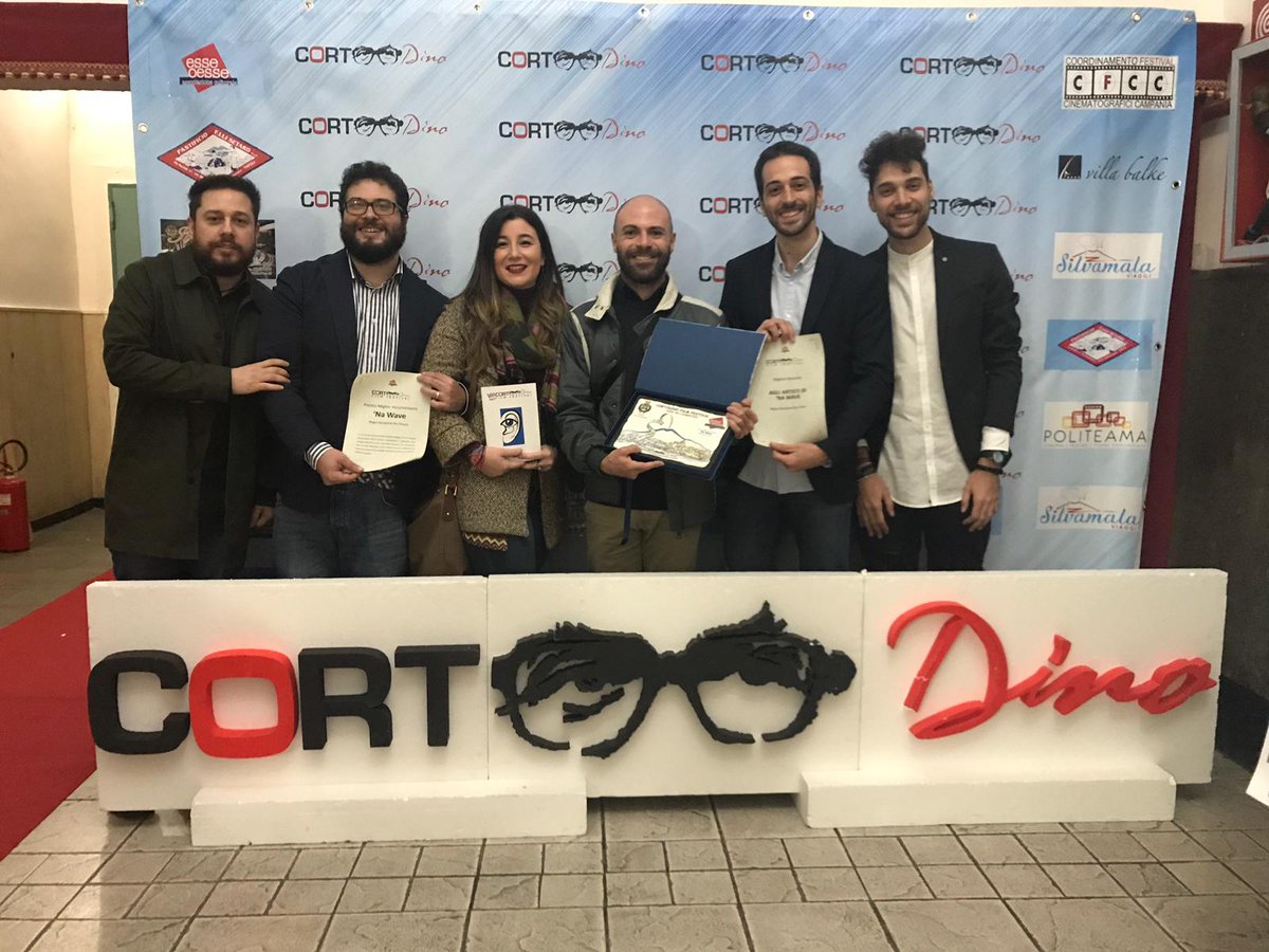TotiDeck's tweet photo. Due premi per #NaWave al #CortoDino Film Festival Dino De Laurentiis, motivo di gioia per l'intera equipe!
Grazie di cuore!
#lamaschera #nicolacaso #fedenmarlen #jovine #peppoh #tommasoprimo #blindur #sabbaegliincensurabili #giovanniblock #foja #federaecuscini #giannisimioli https://t.co/URqxkbfSsN