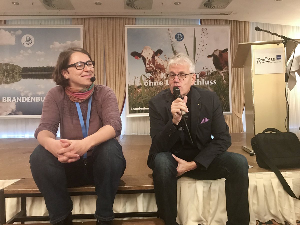 tnwbbl's tweet photo. Der zweite Tag des #btt18 wird erstmals als #Barcamp gestaltet. Mit der formidablen @KristineHonig als Moderatorin. Zum Auftakt erstmal Vorbehalte abräumen. https://t.co/HZPijbSGFw