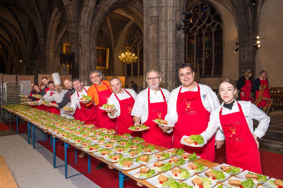 diocesedelyon's tweet photo. Dimanche dernier, 700 personnes en situation de précarité et bénévoles sont venus partager un repas fraternel au Sanctuaire Saint-Bonaventure.
Merci à tous pour votre présence, pour votre aide et aux organisateurs. @CardBarbarin @IreneedeLyon #JMP2018
➡️ https://t.co/woZkkWlcle https://t.co/de0EVP9u3C