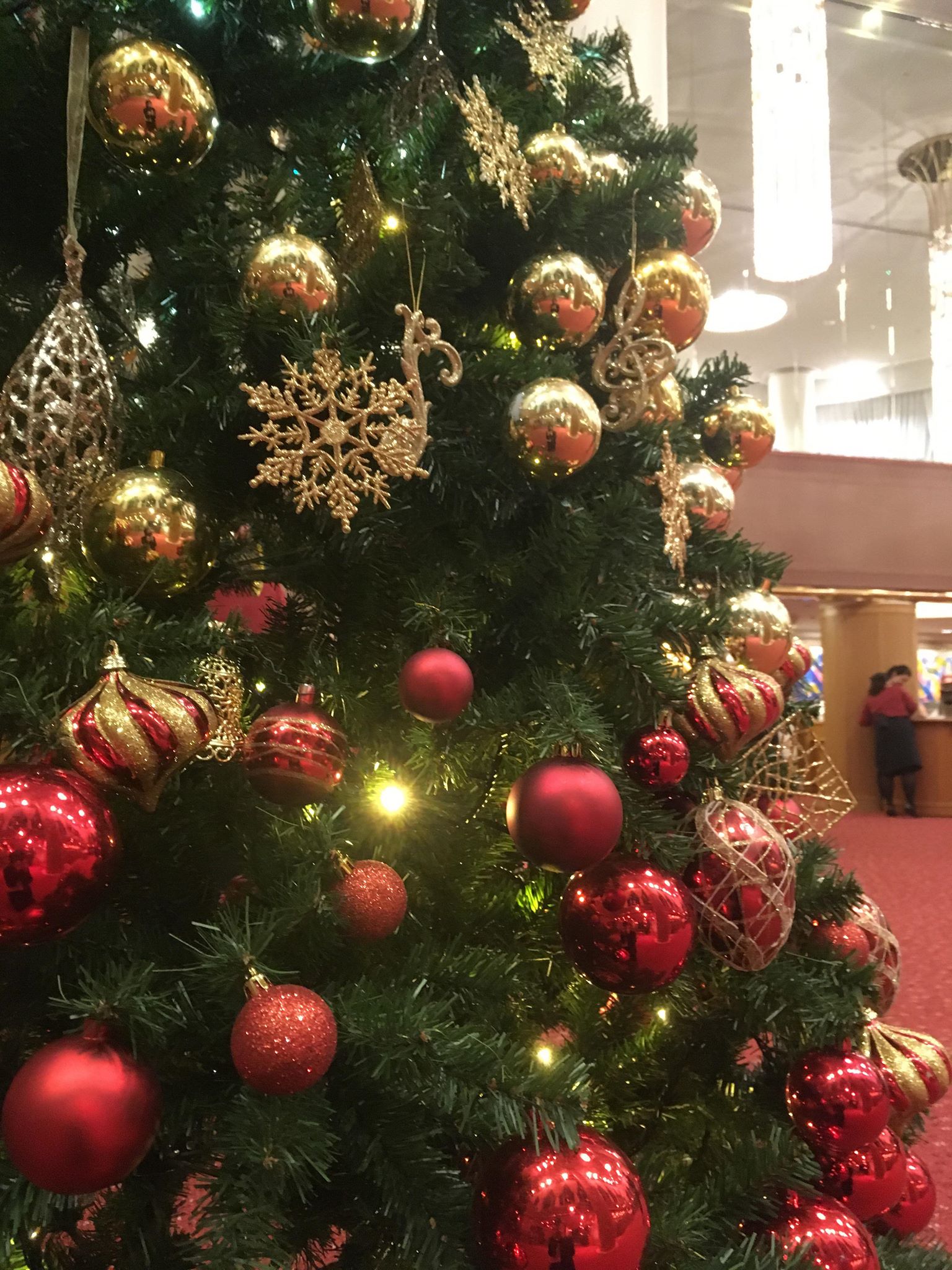 住友生命いずみホール公式ツイッター いずみホールのロビーに クリスマスツリー がお目見えしました 毎年テーマを変えて工夫しています 今年は 火 をイメージし 赤とゴールドの大人っぽいツリーです 音楽ホールらしく音符のオーナメントも散りばめ