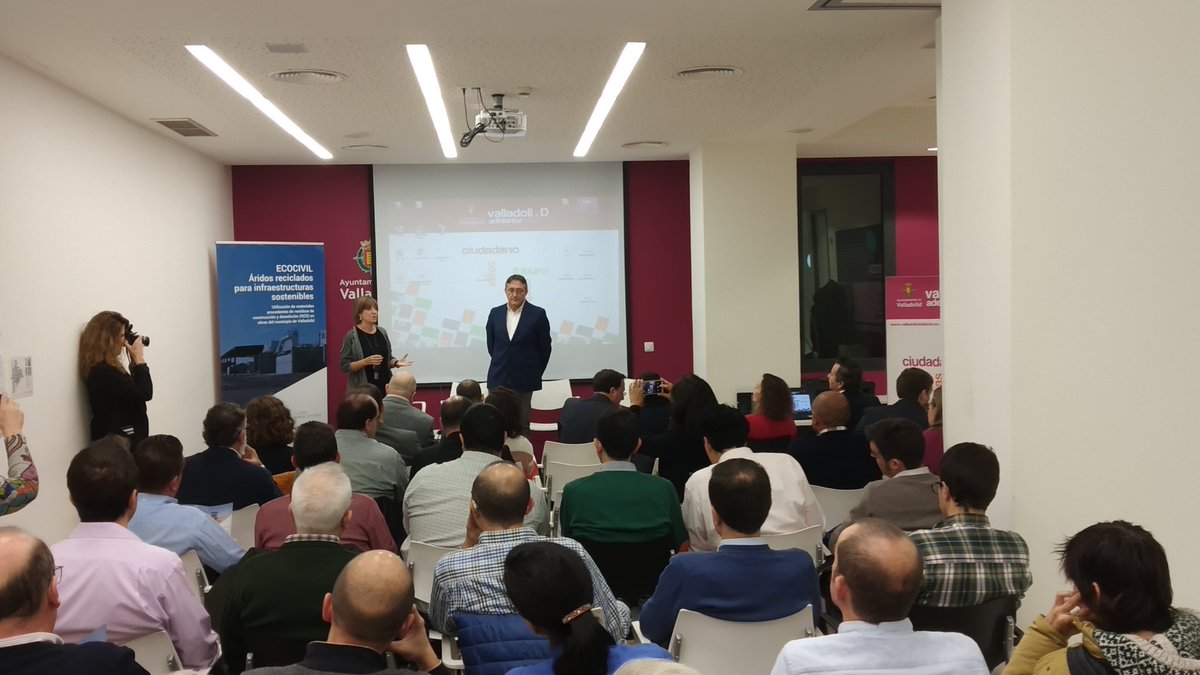 ClusterAeice's tweet photo. 👀Rosa Huertas, Directora del área de Hacienda, Función Pública, y Promoción Económica del @AyuntamientoVLL y @EnriqueCobreros, Director del @ClusterAeice inauguran la jornada de presentación de la Guía de áridos reciclados del proyecto #Ecocivil @INNOLID 👀 https://t.co/IsjANgoaiB