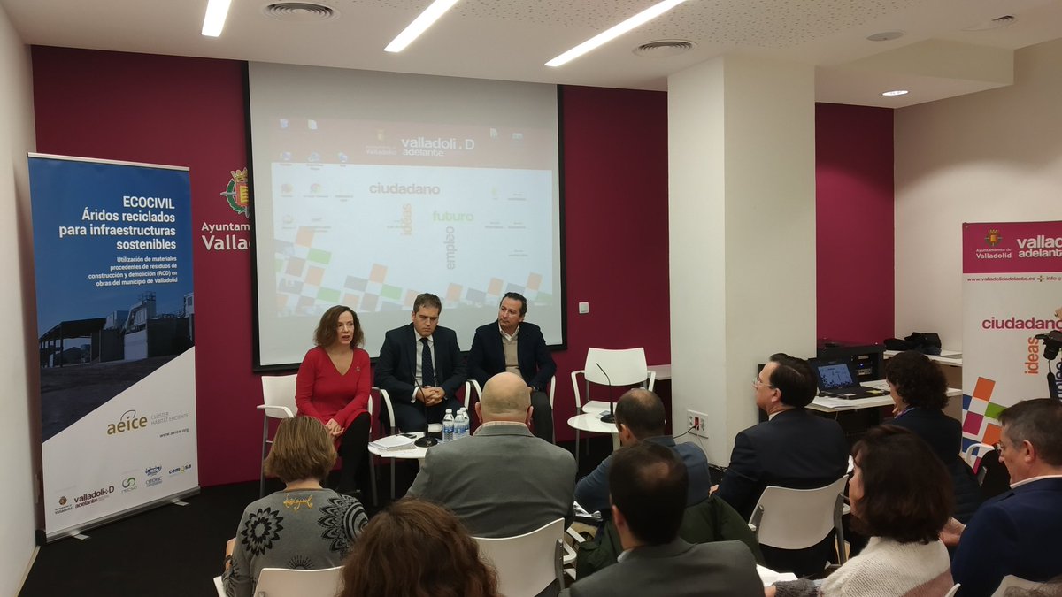 ClusterAeice's tweet photo. 📌Javier Llorente, Presidente de @reciclajercdcyl y Francisco Alonso , Delegado de #CEMOSA junto con Carmen Devesa, Coordinadora de proyectos del @ClusterAeice reflexionan sobre la Guía de áridos reciclados del proyecto #Ecocivil subvencionado por @AyuntamientoVLL @INNOLID📌 https://t.co/1MqbmaVHm3