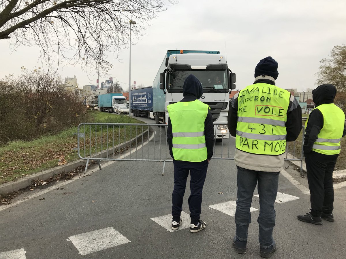 RumuVdn's tweet photo. « Avec la CSG, ma pension d’invalidité est passée de 943 à 899€, après 38 ans dans le textile. Mais ici, il y a des étudiants, des salariés à moins de 800€ par mois. Plus personne ne s’en sort. » #GiletsJaunes #Lestrem https://t.co/1KGoyddOsU