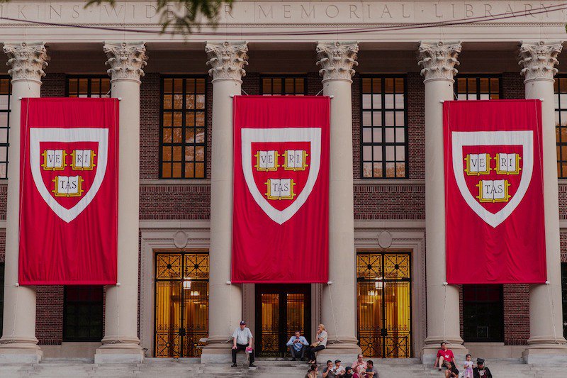 Гарвардская школа бизнеса. Гарвардский университет (Harvard University), США. Гарвардский университет флаг. Гарвард здание. Harvard University факультеты.