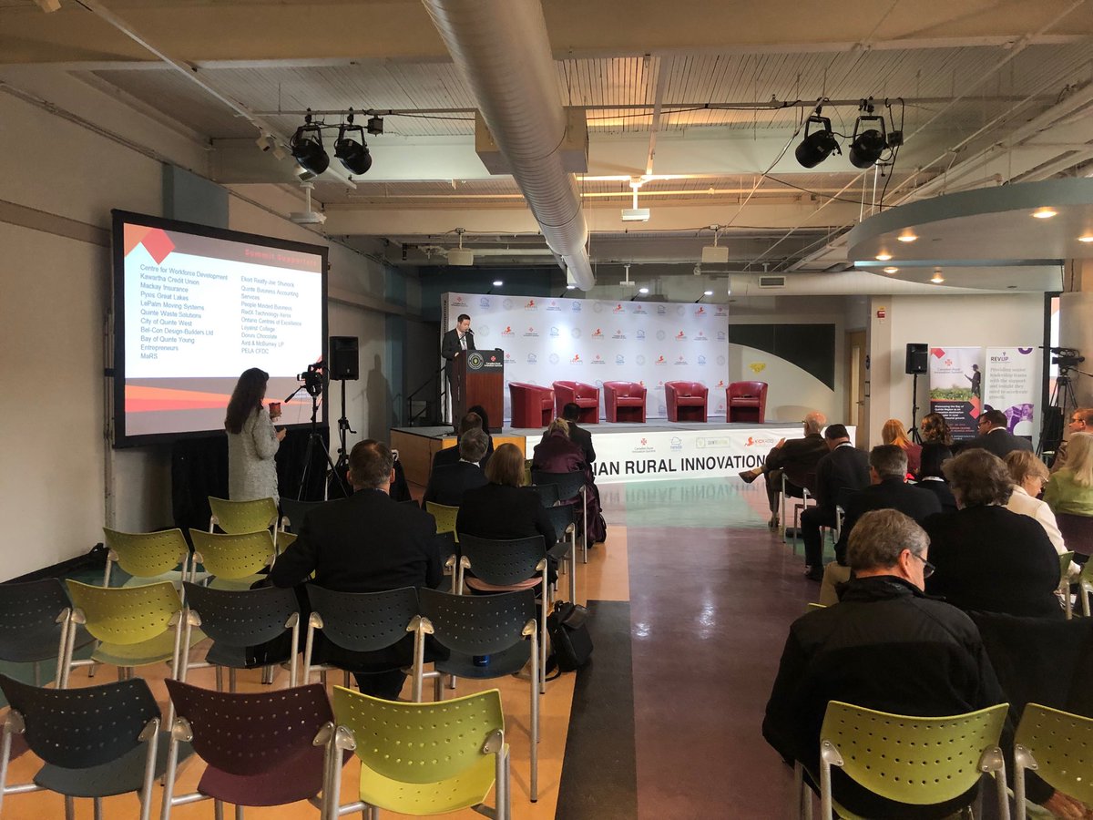 BobLoyalistBiz's tweet photo. Rob Clute introduces today's event-filled agenda for Canadian Rural Innovation Summit - #ruralinnovation, #quintevation. Lots to learn about the opportunities ⁦@LoyalistCollege⁩ students will have working with and supporting #BayofQuinte #Entrepreneurs https://t.co/JApAc0T3GW