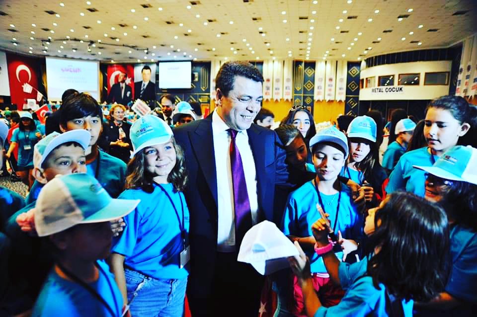 Çocuklarımızın da hakları var! Birey ve toplum olarak üzerimize düşen sorumluluklara dair farkındalığı arttırması dileğiyle 20 Kasım Dünya Çocuk Hakları Gününü kutlarız.
Yönetim kurulumuzun açıklaması için: bit.ly/ÇocukHaklarıGü…