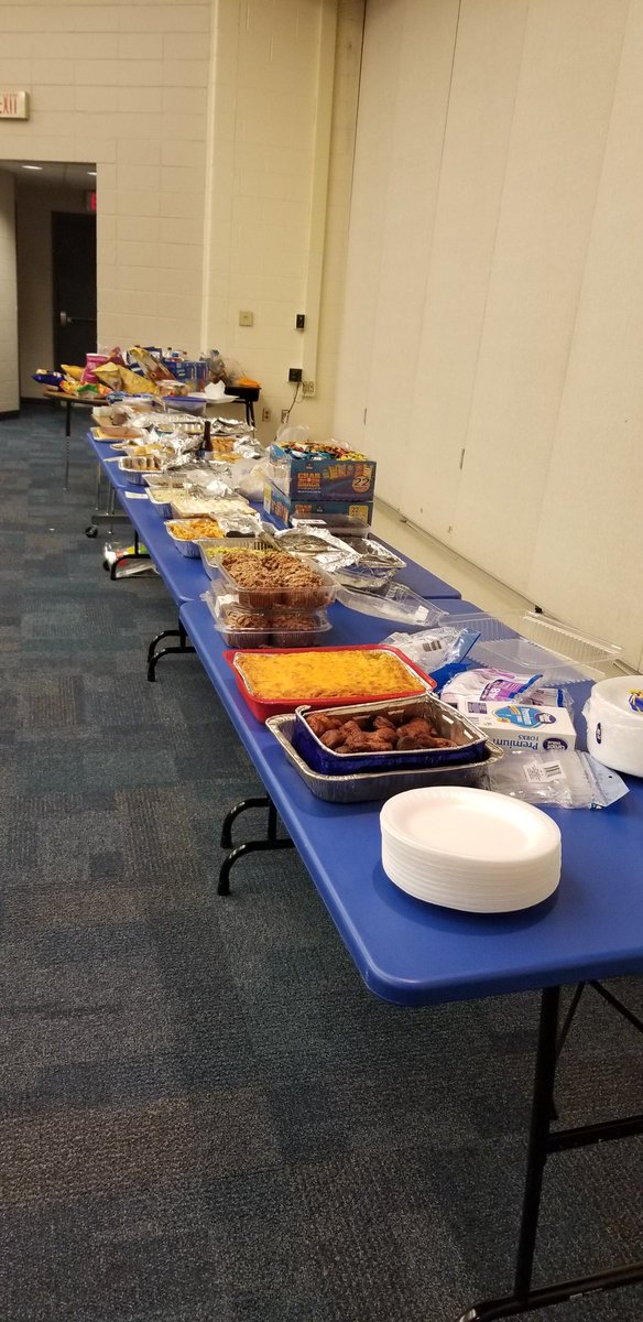 MeadowbrookIB's tweet photo. IB Friendsgiving 2018 #raisingthebar #OneCCPS @MBKPrincipal https://t.co/vlbXfTSZem