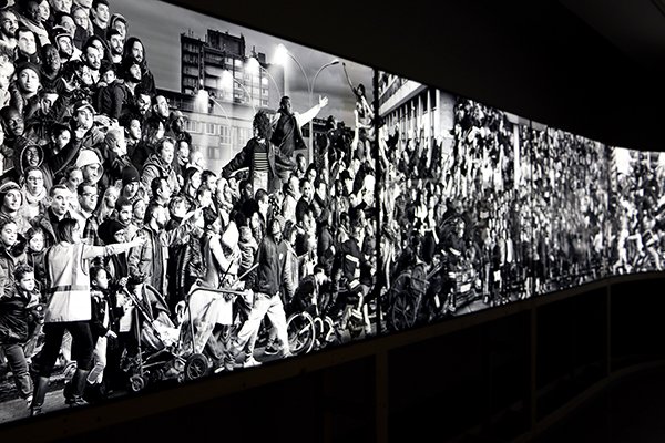 LeBlogDesBobos's tweet image. On a été voir l&apos;exposition #JRMOMENTUM à la @mep_paris et on vous raconte ! bobosvoientdouble.com/2018/11/20/str… #art #Paris #JR #streetart #exposition