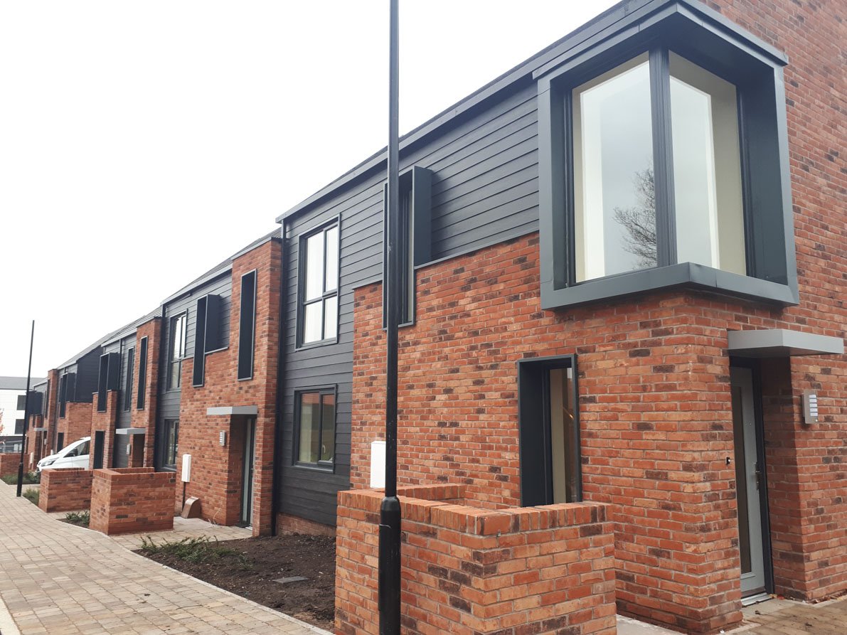 AccordIndesign's tweet photo. The last 5 properties on our Woden Road project in Wolverhampton are now on the cusp of being handed over &amp; completed. Built using @LoCaL_Homes timber panels clad in @James_Hardie  &amp; @ibstockbrick  Built for @TheAccordGroup #socialhousing #regeneration https://t.co/nr8k4p8wtT