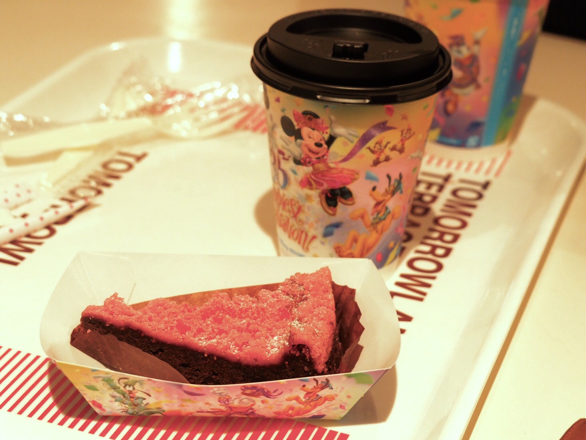 珠璃 うー シェアだったり数口奪いもあり なんだかんだ結構食べた チョコレートチーズブラウニー目当てで入ったトゥモローランドテラスが何気にエレクトリカルパレード観る穴場なんでないかと思った本日 空いてたのもあるかもだけど 結構ちゃんと観れ