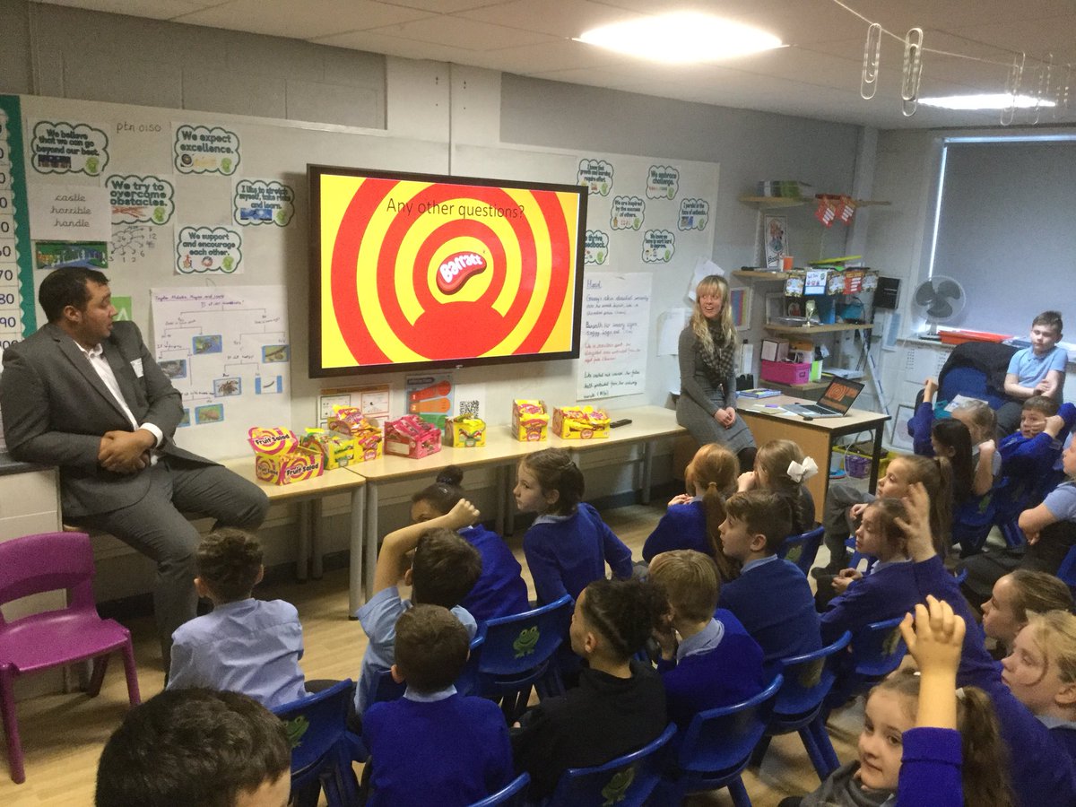 Layton_Y4's tweet photo. A very sweetπ¬π afternoon with Tangerine Confectionary. Thank you for sharing your knowledge of sweet making #giantstrawberries #sofites #fruitsalads #GrowingGreatMindsTogether #tangerineconfectionary https://t.co/JqXxS3KO4Q