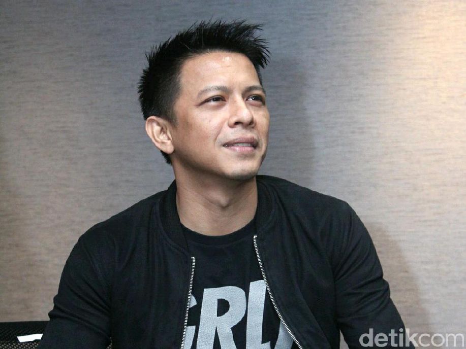 detikcom's tweet photo. Ramai Video Ariel Nyanyikan Lagu 'Dara', Netizen: Plis Balikan sama Luna https://t.co/l1VddGWH32 via @detikhot https://t.co/xI0qcDXczo