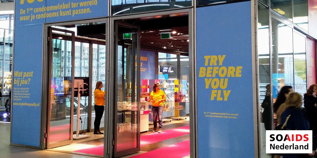 soaaids_nl's tweet photo. Het #condoomgebruik in Nederland is flink afgenomen. Daarom hebben we een pop-up #condoomwinkel op station Utrecht Centraal geopend, mét pashokje. Bezoekers kunnen advies krijgen en #condooms bekijken, passen en kopen: https://t.co/vR8Weu2Gok #trybeforeyoufly #utrechtcentraal https://t.co/d0YdhuOFfC