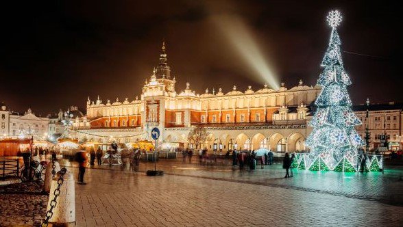 Between Polish trinkets and dishes, live music, and all-day performances, there isn’t a single boring moment at the Krakow Christmas Market.
 >> vehicle-rent.com/en/krakow-chri…
#Krakow #ChristmasMarket