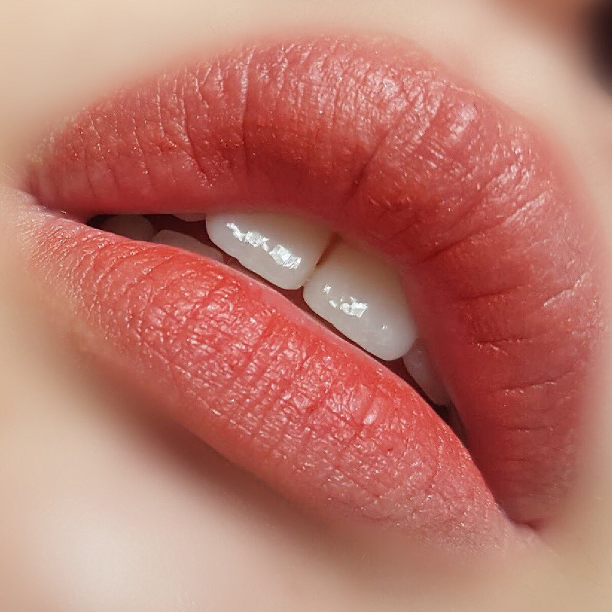 Ustar x hoshio&amp;kamomo matte lock lip color #2 ซื้อมาเพราะสติกเกอร์แท้ๆ55555แต่สีสวยเกินคาดมาก มีกลิตเตอร์เล็กๆด้วย ในสวอชไม่เห็นแต่ในรูปปากเห็นอยู่นิดนึงนะ😂เป็นแดงที่ใครๆก็ทาได้ เกลี่ยแล้วยิ่งสวยย ทาแก้มคือดีมากก ติดทนโอเคเลย มันคือถูกและดีใน7อ่ะ555555 #ไว้รีวิวห้ามขายของโว้ยย