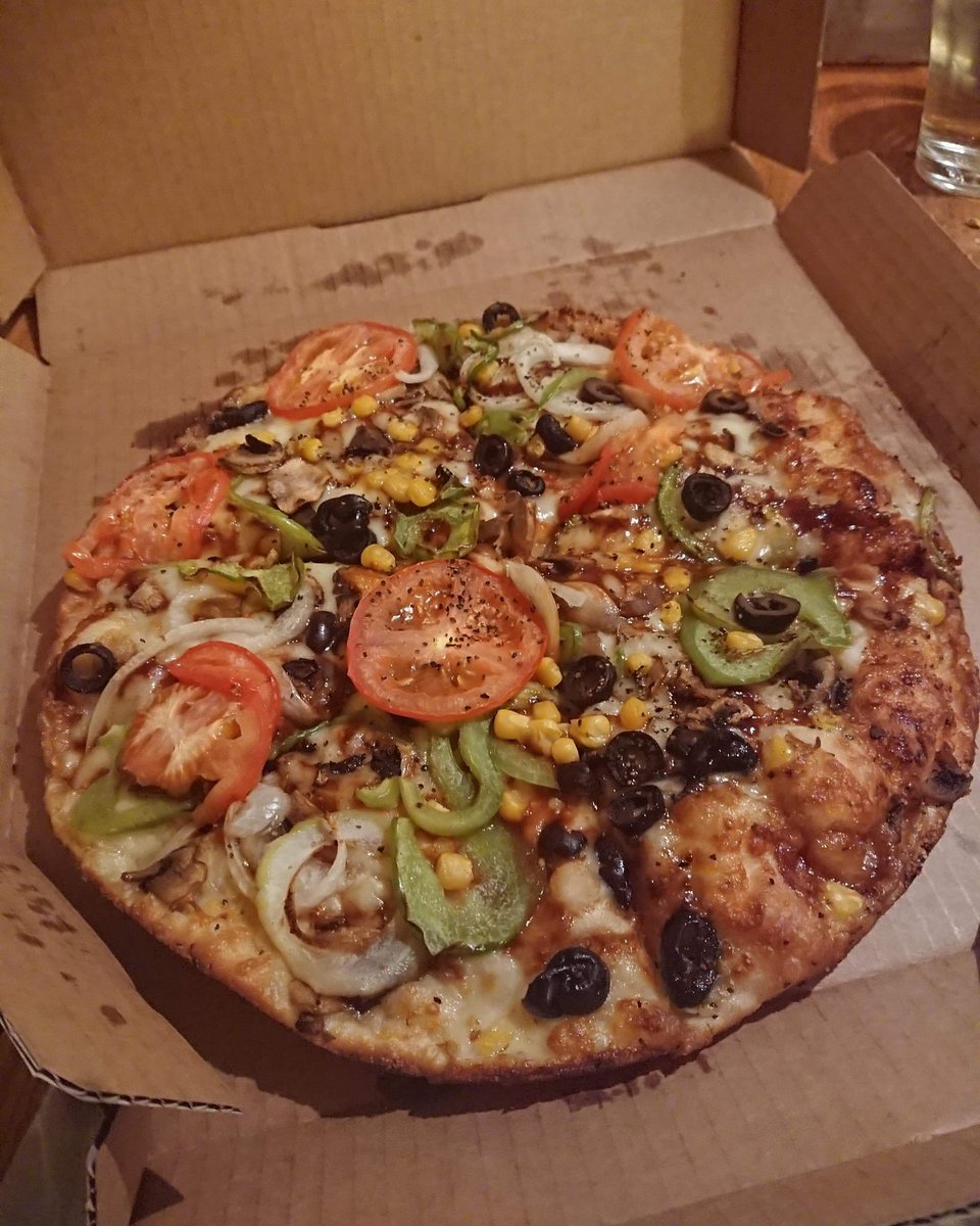 draupnir's tweet image. Mozzarella cheese, BBQ sauce, onion, sweet corn, bell pepper, mushroom, tomato and olive #pizza