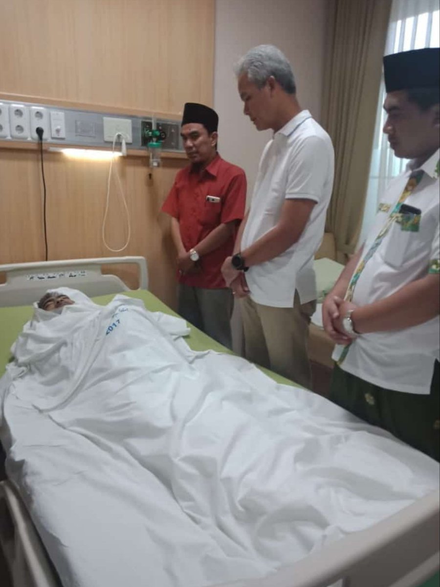 Stakof's tweet photo. YaAllah, Gusti...
Orang baik kembali dipanggil Allah.

Mohon doa untuk Mas Haidar Buchori. Mendiang adalah komandan Santri Gayeng, jaringan santri di Jawa Tengah.

Puasa silam, ayah Mas Haidar kapundhut. Hari ini, giliran beliau.

Cc. Mas @sahaL_AS https://t.co/un3O2xO1RN