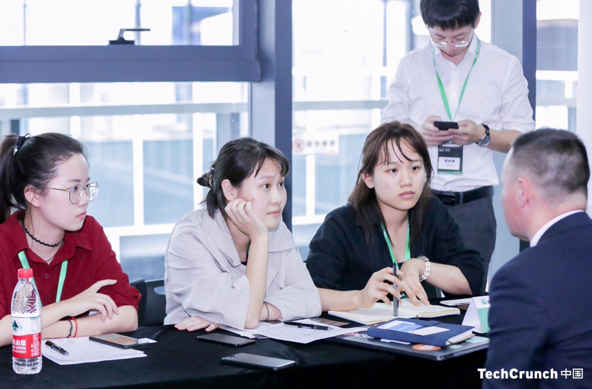technodechina's tweet photo. Ten minutes. Set N’ GO! #Entrepreneurs pitched their products and services to local and international VCs at #tcshenzhen’s VCmeetup. More than 50000 and 1100 VCs have participated this section of @TechCrunchCN in the past 5 years. #10minstoimpress #reshapinginnovation https://t.co/Cuz3FXyI0X