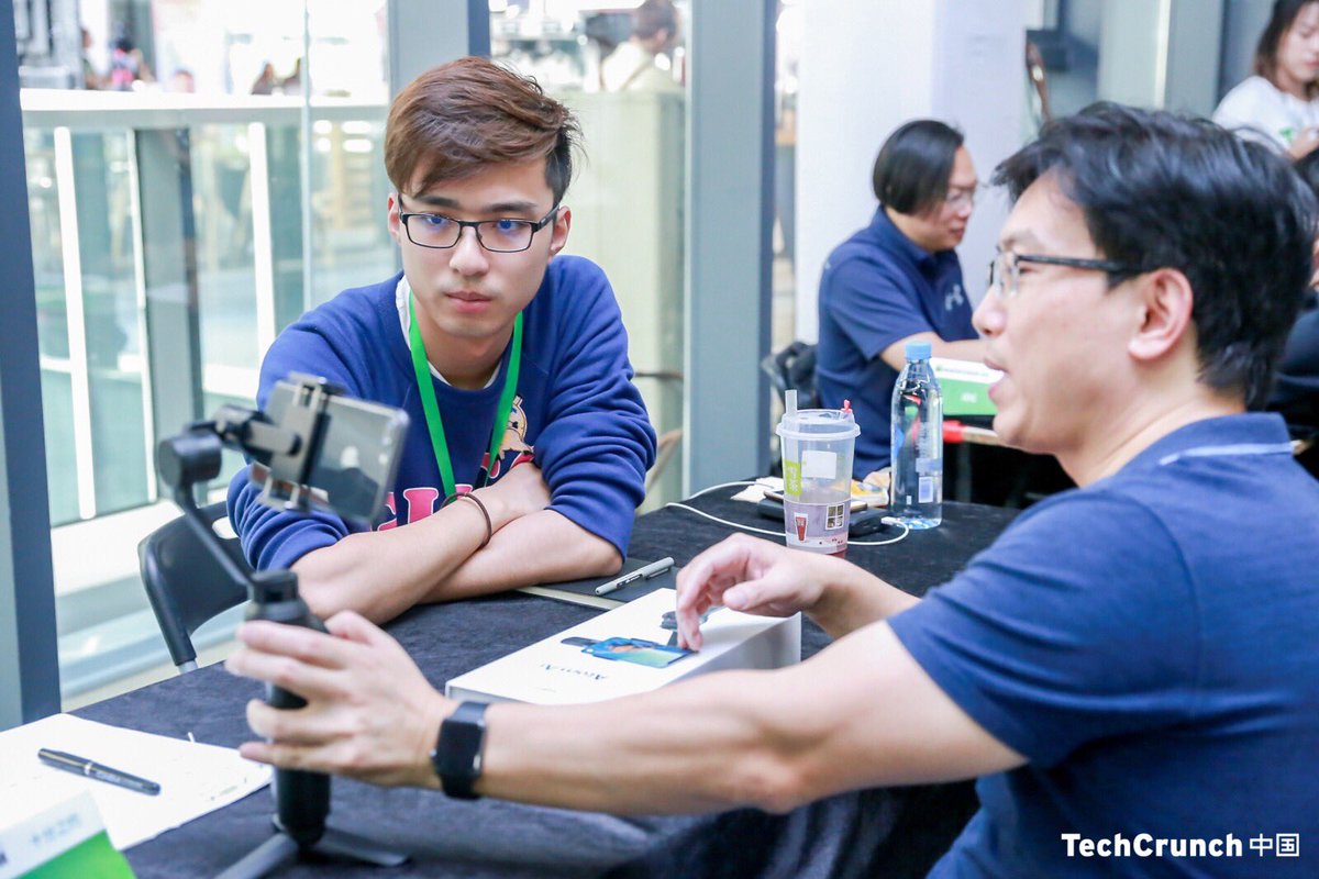 technodechina's tweet photo. Ten minutes. Set N’ GO! #Entrepreneurs pitched their products and services to local and international VCs at #tcshenzhen’s VCmeetup. More than 50000 and 1100 VCs have participated this section of @TechCrunchCN in the past 5 years. #10minstoimpress #reshapinginnovation https://t.co/Cuz3FXyI0X
