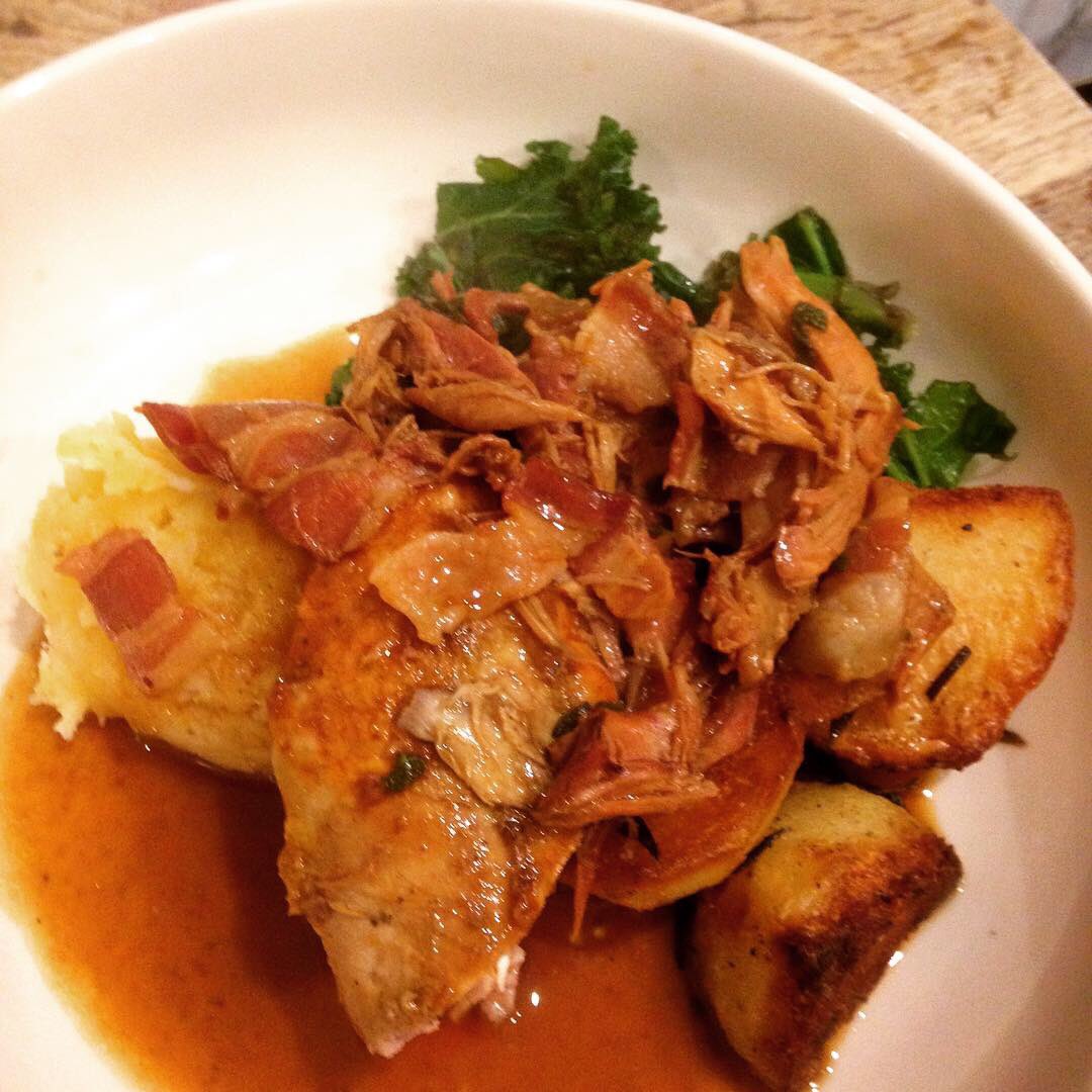 Gisbysgame's tweet photo. Lovely time of year to start enjoying roast pheasant...Far more enjoyable than a tasteless chicken..
#eatmoregame  #gametoeat #localfood #eatwhatyoushoot #localgame #roastpheasant #winterwarmer #countrylife #hampshire  #fieldtofork #wildfood  #greatbritishgameweek https://t.co/wT0RRLUNJz
