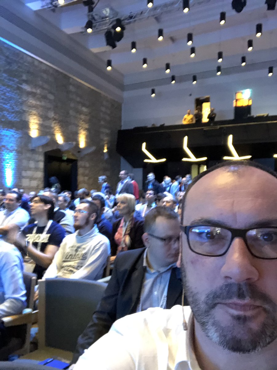 Last of the vForum sessions talking to400+ about Digital Frontier <a href="/vmware/">VMware</a> - Up next are the individual sessions with customers - then a plane - again #IoT #Healthcare