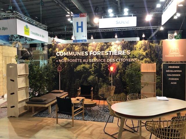 AgenceParade's tweet photo. Nous avons le plaisir de meubler le stand de @fncofor au salon des maires et collectivités porte de Versaille. Le défi ? Proposer du mobilier chaleureux, élégant ET en bois 100% français ! Un partenariat au top avec @CecileTouret @MyWoodenlife et gregory Jolly UN DES SENS https://t.co/3YCelsiz1Q
