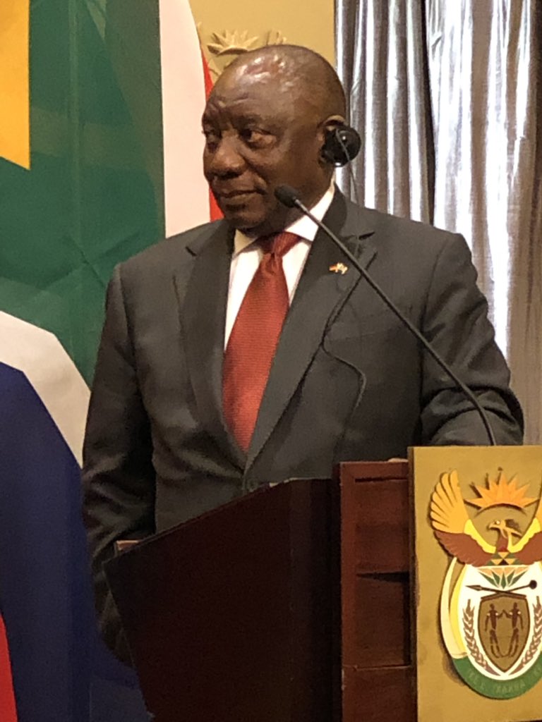 Südafrikas Präsident Cyril Ramaphosa bei der gemeinsamen PK mit BuPrä #Steinmeier: „Deutsch verstehe ich nur donnerstags...“ @BILD_Politik