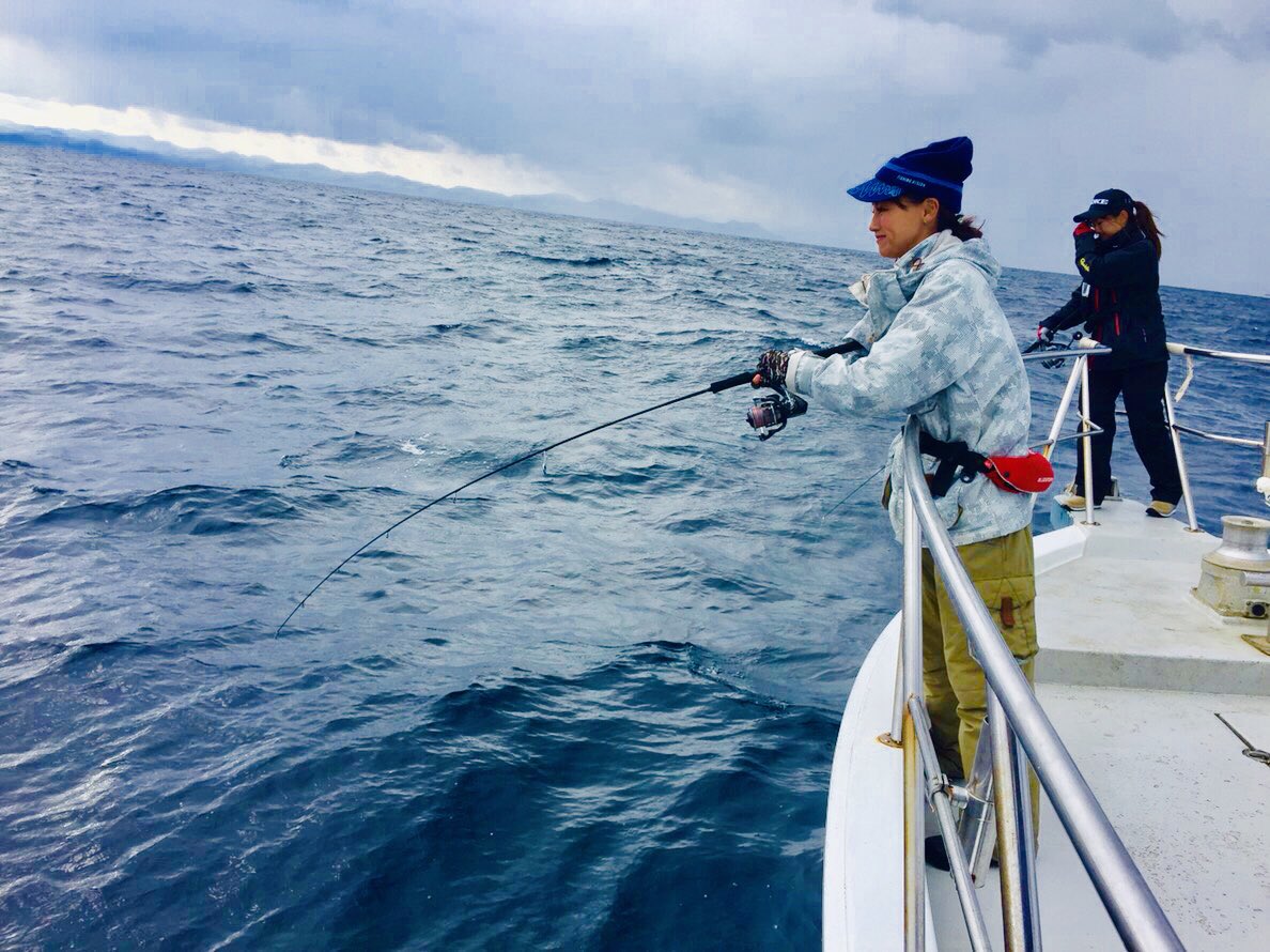 Twitter 上的 福島和可菜 海に出ておりました シーソルの撮影です 今回は はじめましての がまかつ 久角真梨奈ちゃんと いやぁー 本当に素敵女子ですわ 可愛くてカッコイイ 全然はじめましてな感じがしないのは まりなちゃんの趣味 釣り お酒 ごはん