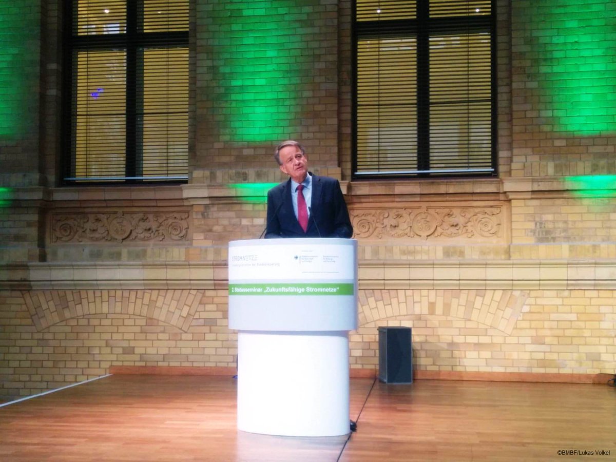 bmftr_bund's tweet image. #Netze sind das Herzstück jedes #Energiesystems: Volker Rieke vom #BMBF eröffnet mit @Thomas_Bareiss (@BMWi_Bund) die Statuskonferenz #zukunftsfähige #Stromnetze. Dort wird gezeigt, wie #Stromnetze ausgebaut werden &amp;amp; mit #Digitalisierung fit für die #Energiewende machen können.