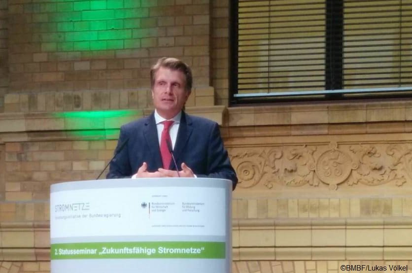 bmftr_bund's tweet image. #Netze sind das Herzstück jedes #Energiesystems: Volker Rieke vom #BMBF eröffnet mit @Thomas_Bareiss (@BMWi_Bund) die Statuskonferenz #zukunftsfähige #Stromnetze. Dort wird gezeigt, wie #Stromnetze ausgebaut werden &amp;amp; mit #Digitalisierung fit für die #Energiewende machen können.