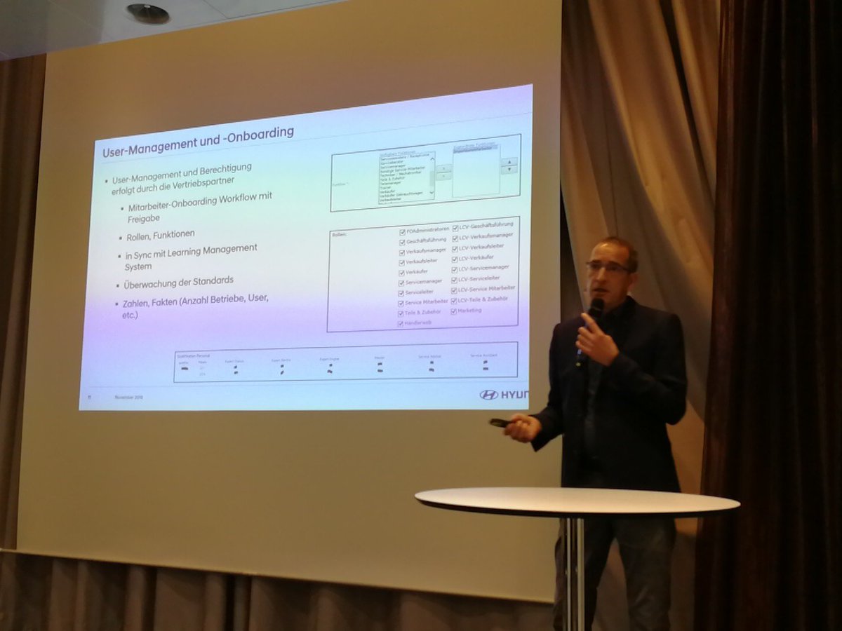 kummerufer's tweet photo. Guido Niermann von @Hyundai_DE berichtet auf dem #dwsc18 wie alle Partner mithilfe des #extranets zusammenarbeiten, um für 1 Millionen Autos einen Service durchzuführen. Beeindruckend. #SharePoint @MSPartnerDE https://t.co/kl7fFAEbgU
