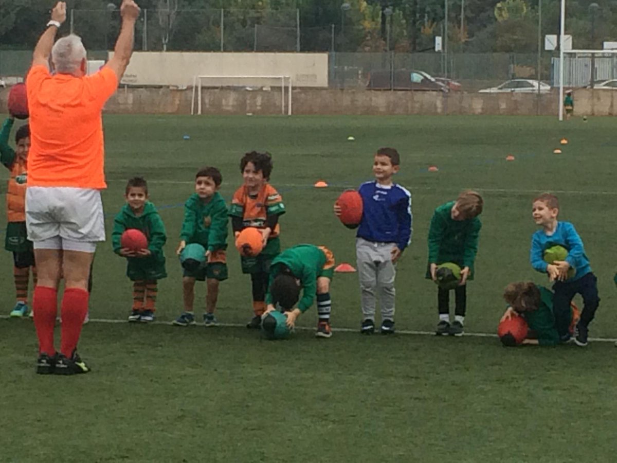 🤩El sábado celebramos otra jornada de iniciación en el <a href="/polideportivo4c/">Polideportivo Quatre Carreres</a> . Vimos a los más pequeños👦👧🏉 con nuevos amigos disfrutando del rugby. ¡Gracias a todos por venir! 😊🙌 #SomRCV #TotsSumem #ValenciaRugby #RugbyyValores #RugbyyDiversión