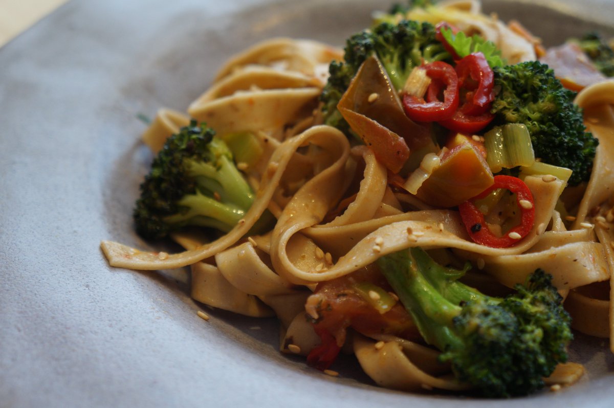 Para preparar un buen plato de #pasta, 15 minutos pueden ser suficientes 🍝 Descubre cómo con esta #receta que incluye #brócoli y tomate raf, entre otros sabrosos ingredientes.

bit.ly/PastaBrocoliRaf